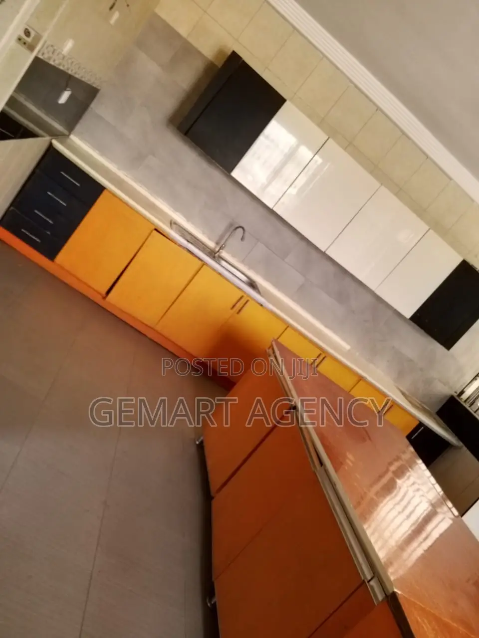 8bdrm House in North Legon for rent