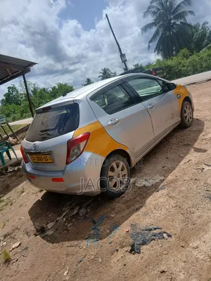 Toyota Vitz 2012 Silver