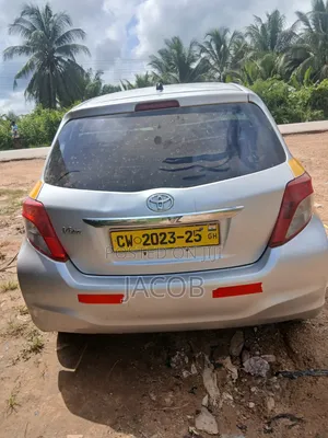 Toyota Vitz 2012 Silver