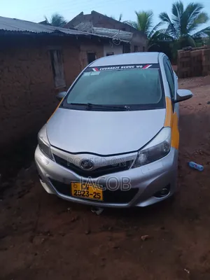 Toyota Vitz 2012 Silver