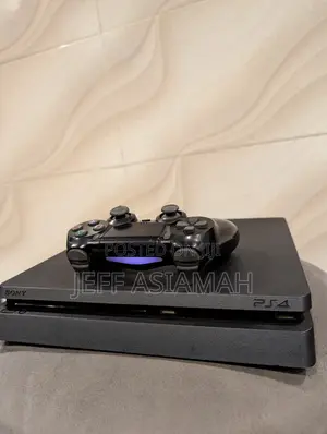 Play Station 4 Slim
