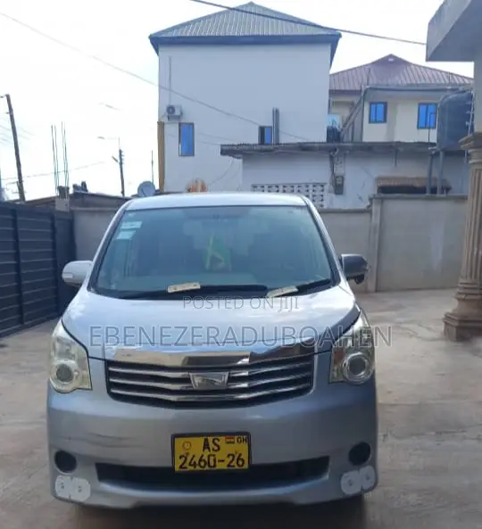 Toyota Noah 2.0 143hp AWD (8 Seater) 2010 Silver