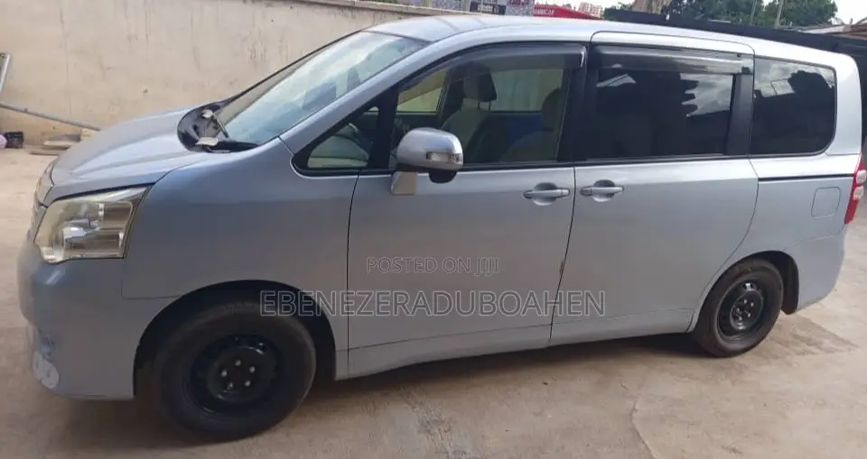 Toyota Noah 2.0 143hp AWD (8 Seater) 2010 Silver
