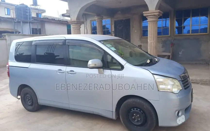 Toyota Noah 2.0 143hp AWD (8 Seater) 2010 Silver