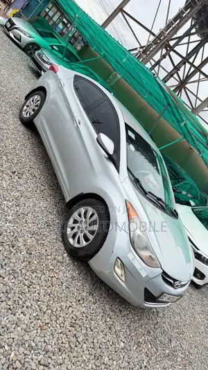 Hyundai Elantra GLS Sedan FWD (1.8L 4cyl 6A) 2013 Silver