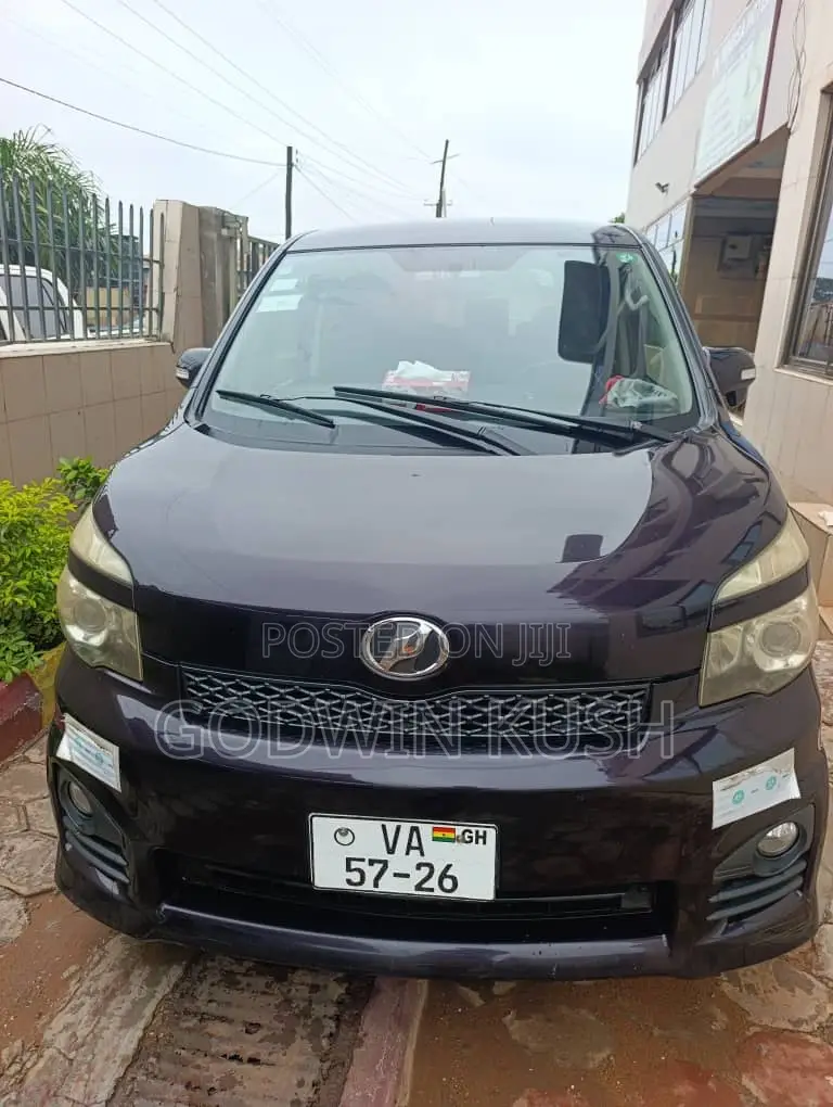 Toyota Voxy 2013
