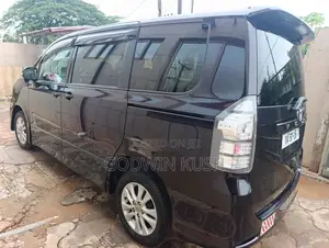 Toyota Voxy 2013