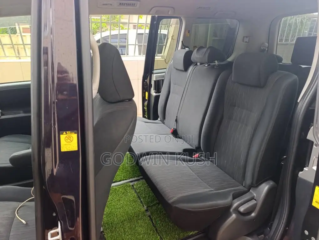 Toyota Voxy 2013