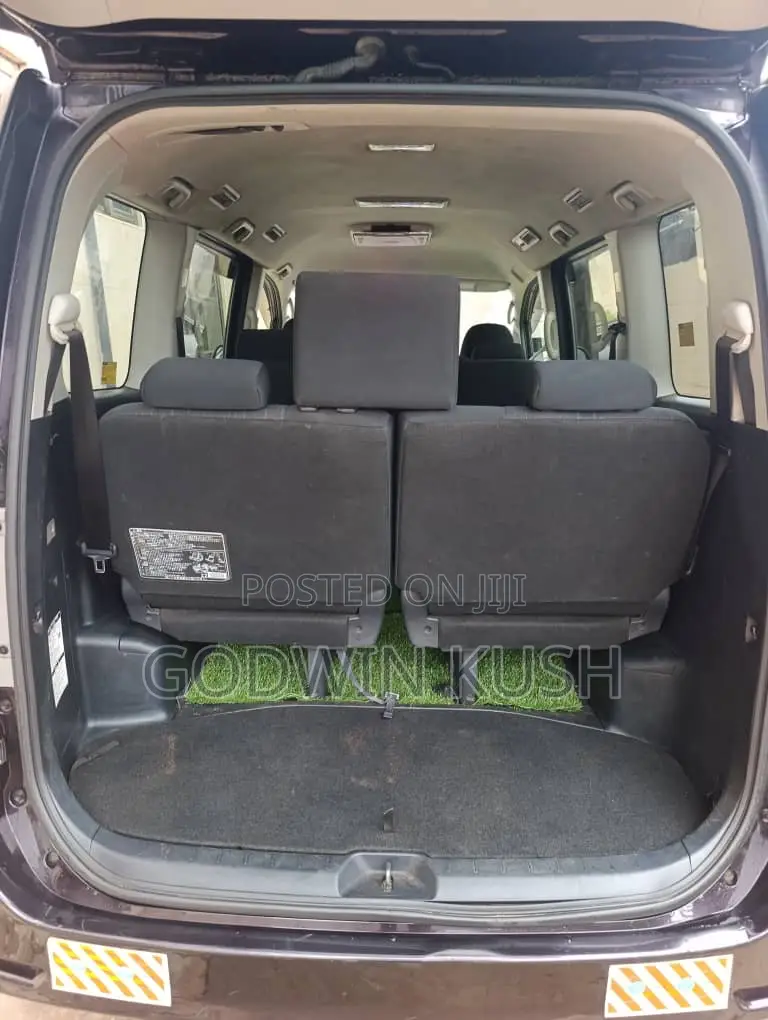 Toyota Voxy 2013