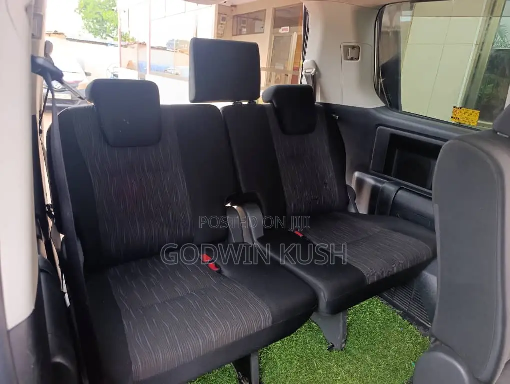 Toyota Voxy 2013