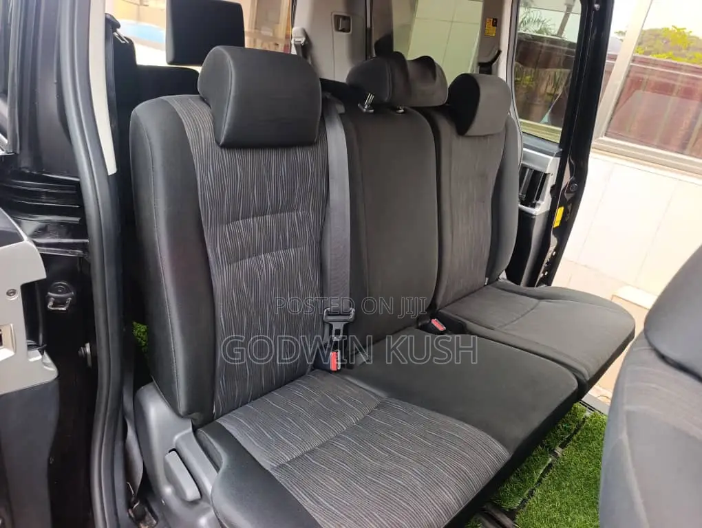 Toyota Voxy 2013