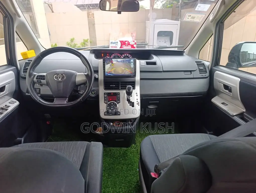 Toyota Voxy 2013