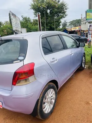 Toyota Vitz 2009 Silver