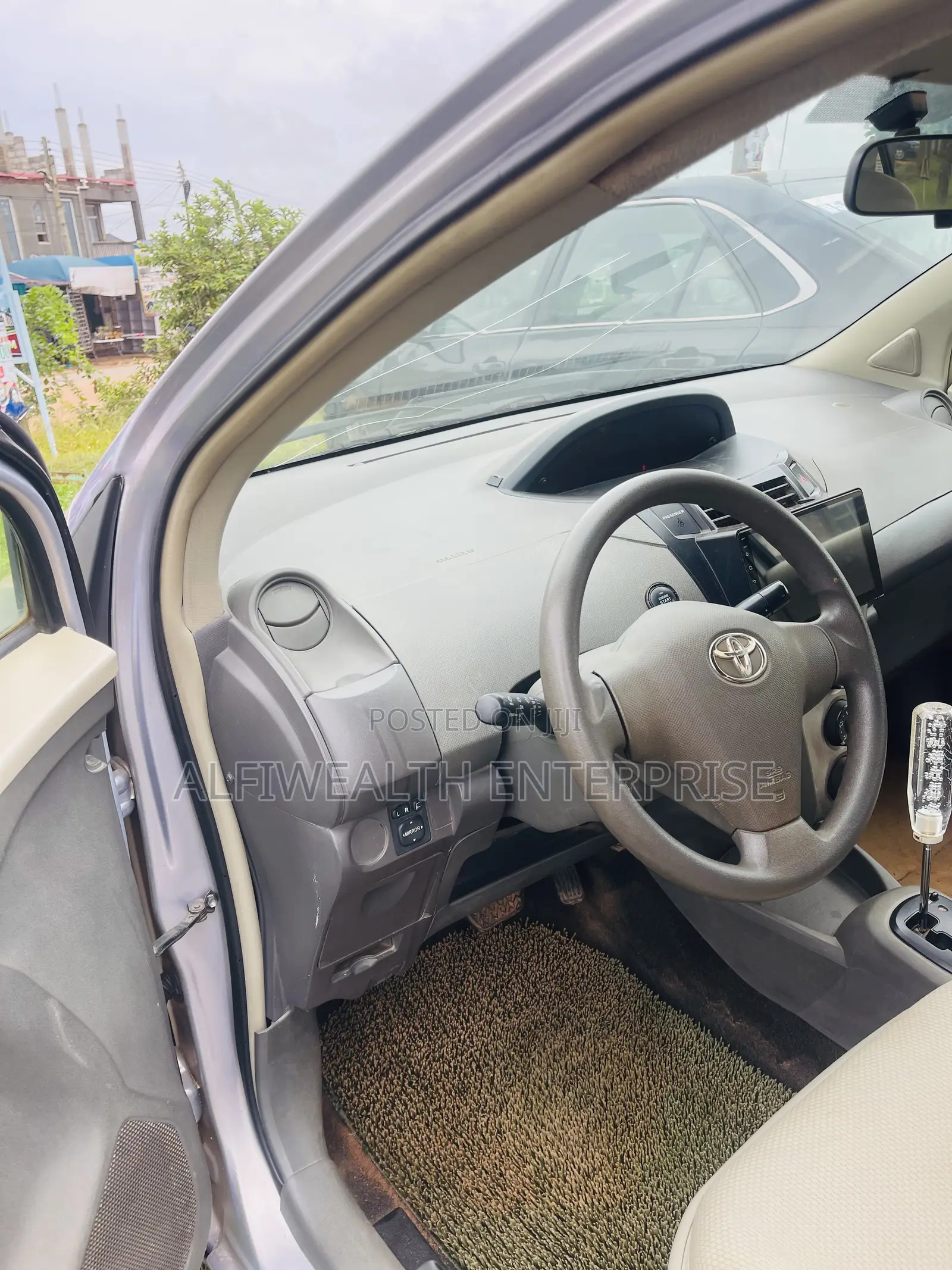 Toyota Vitz 2009 Silver