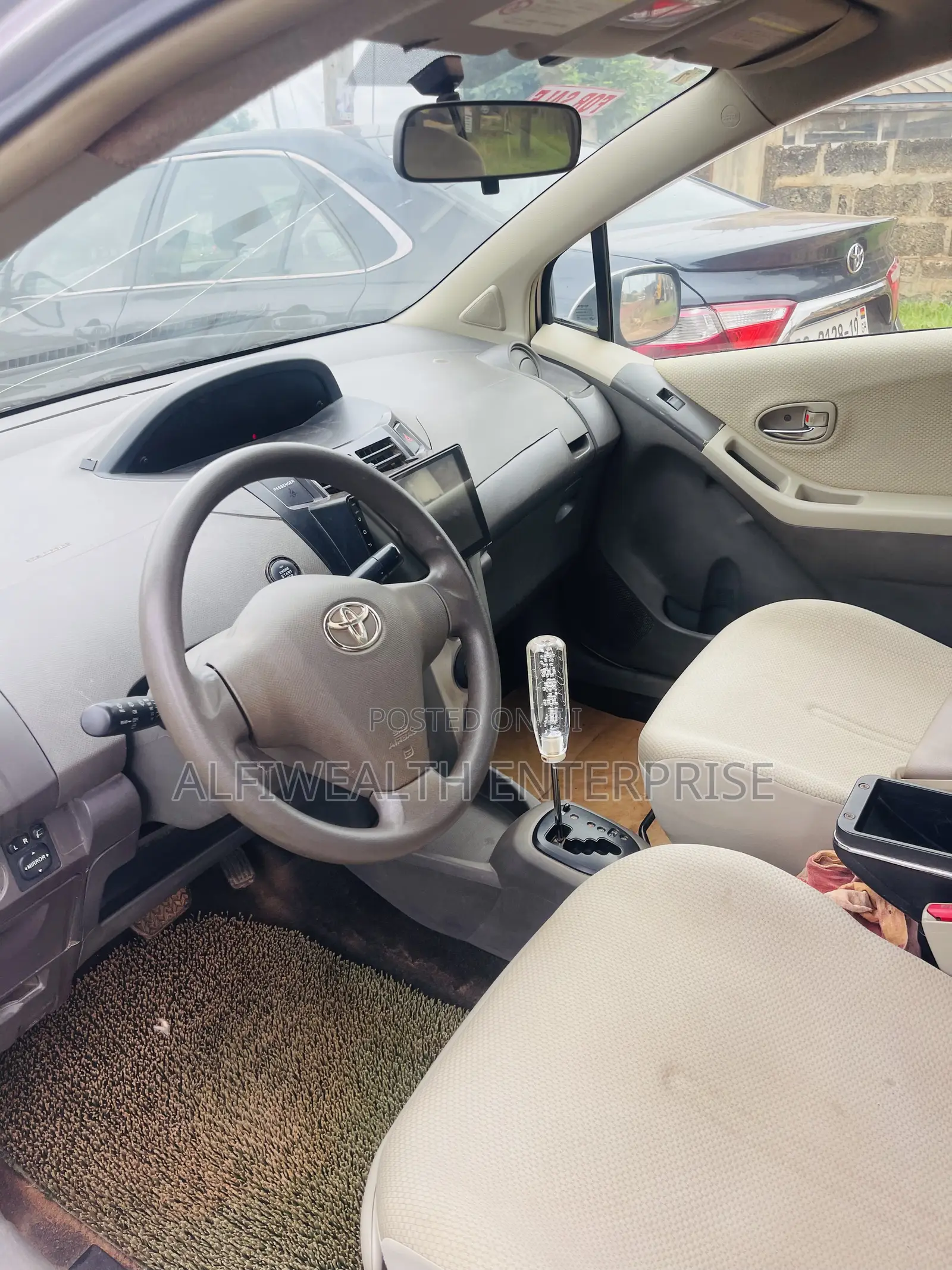 Toyota Vitz 2009 Silver