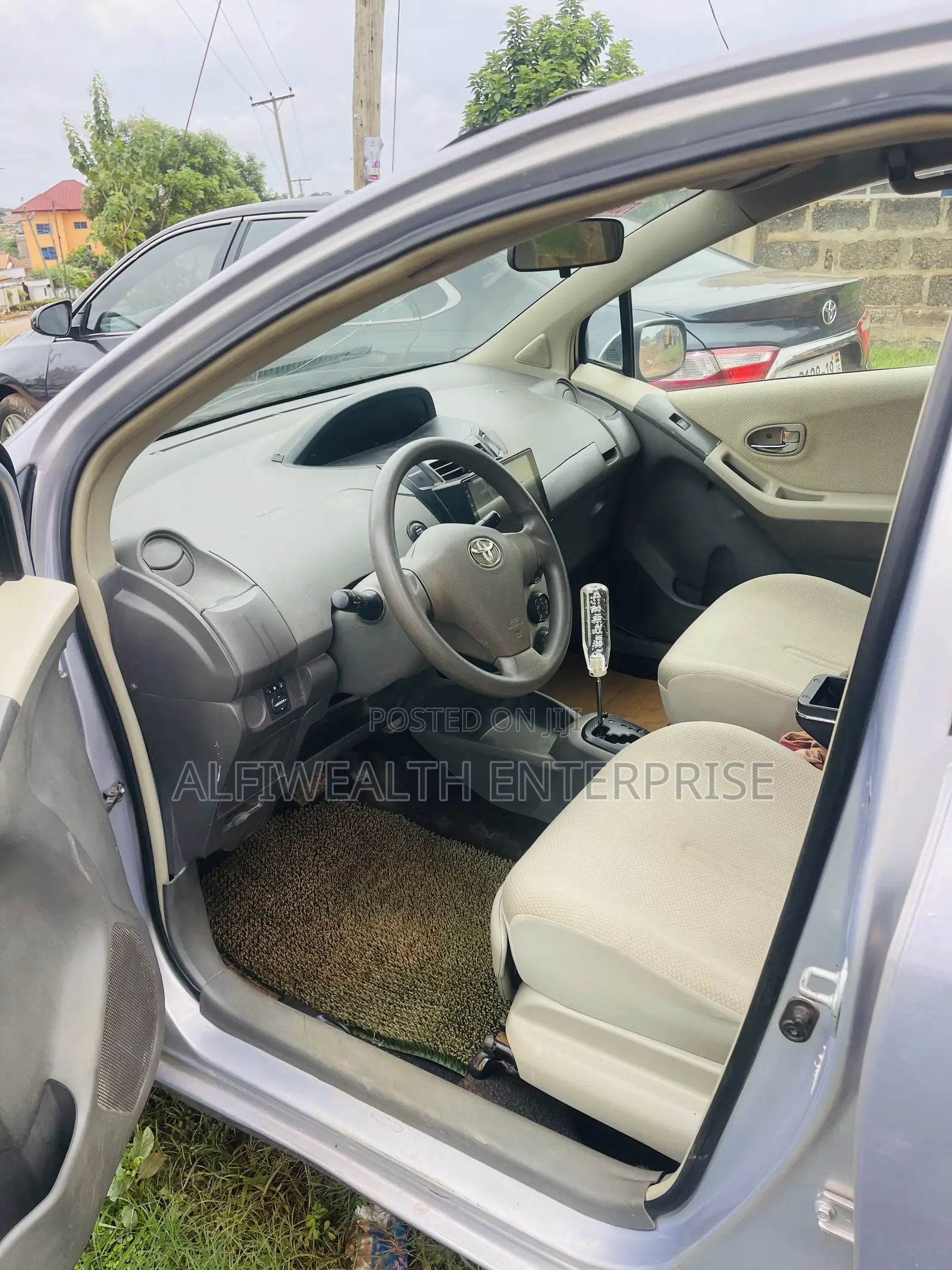 Toyota Vitz 2009 Silver