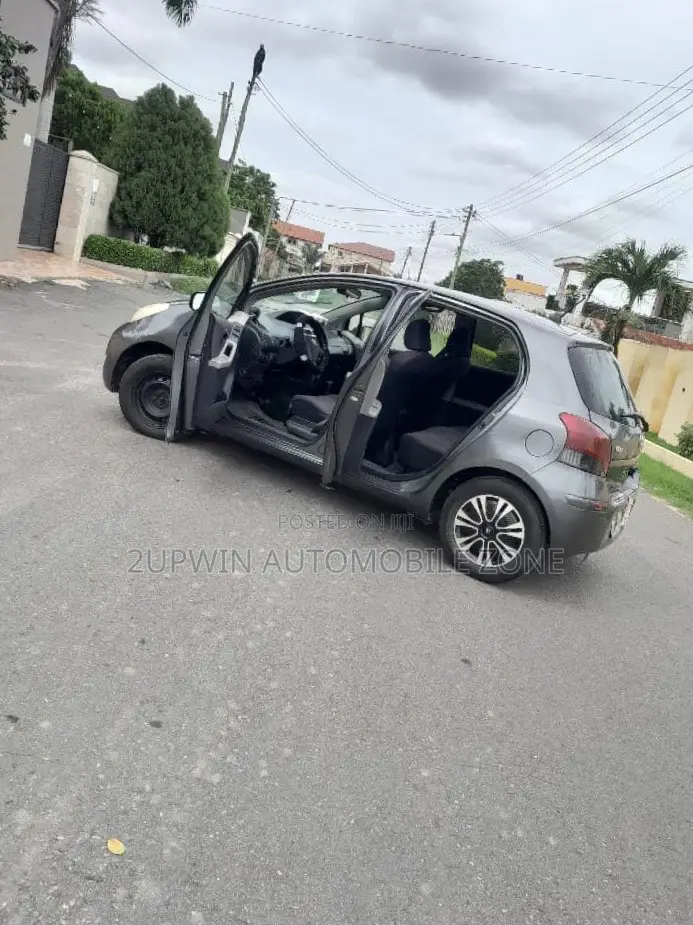 Toyota Vitz 2010 Gray