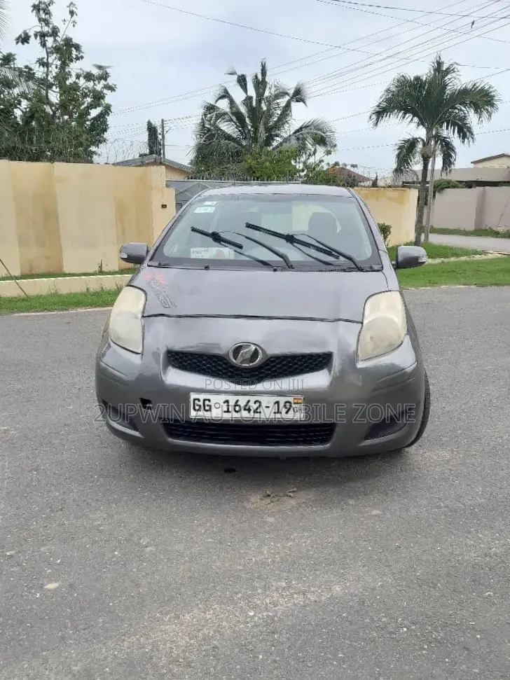 Toyota Vitz 2010 Gray