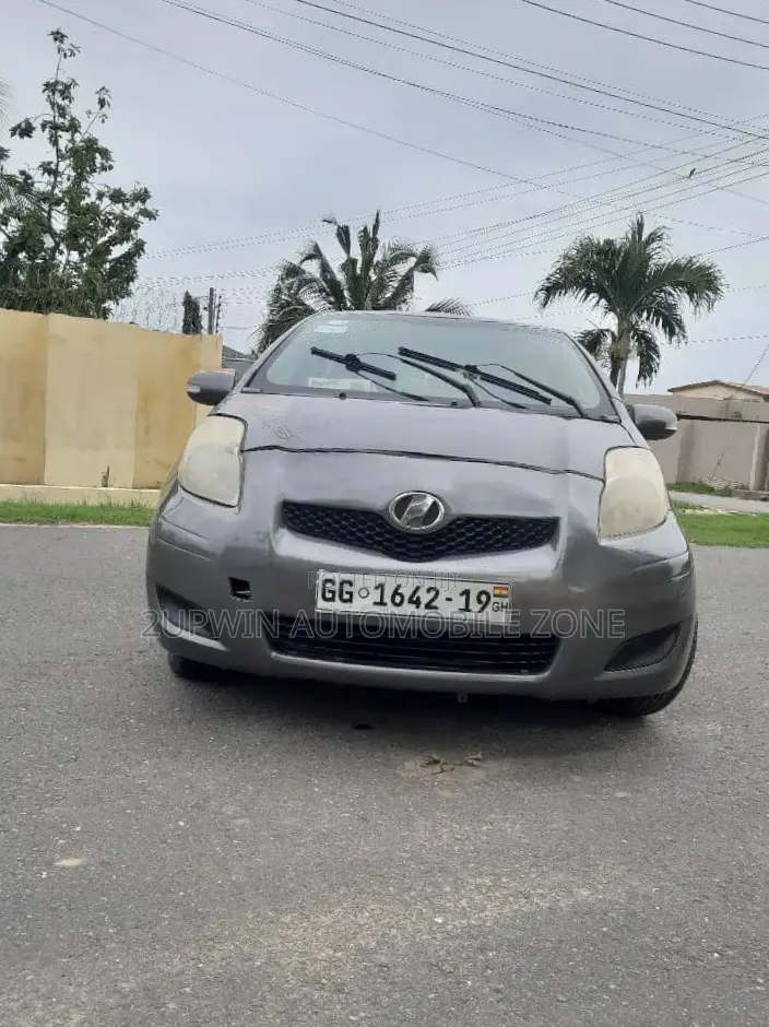Toyota Vitz 2010 Gray