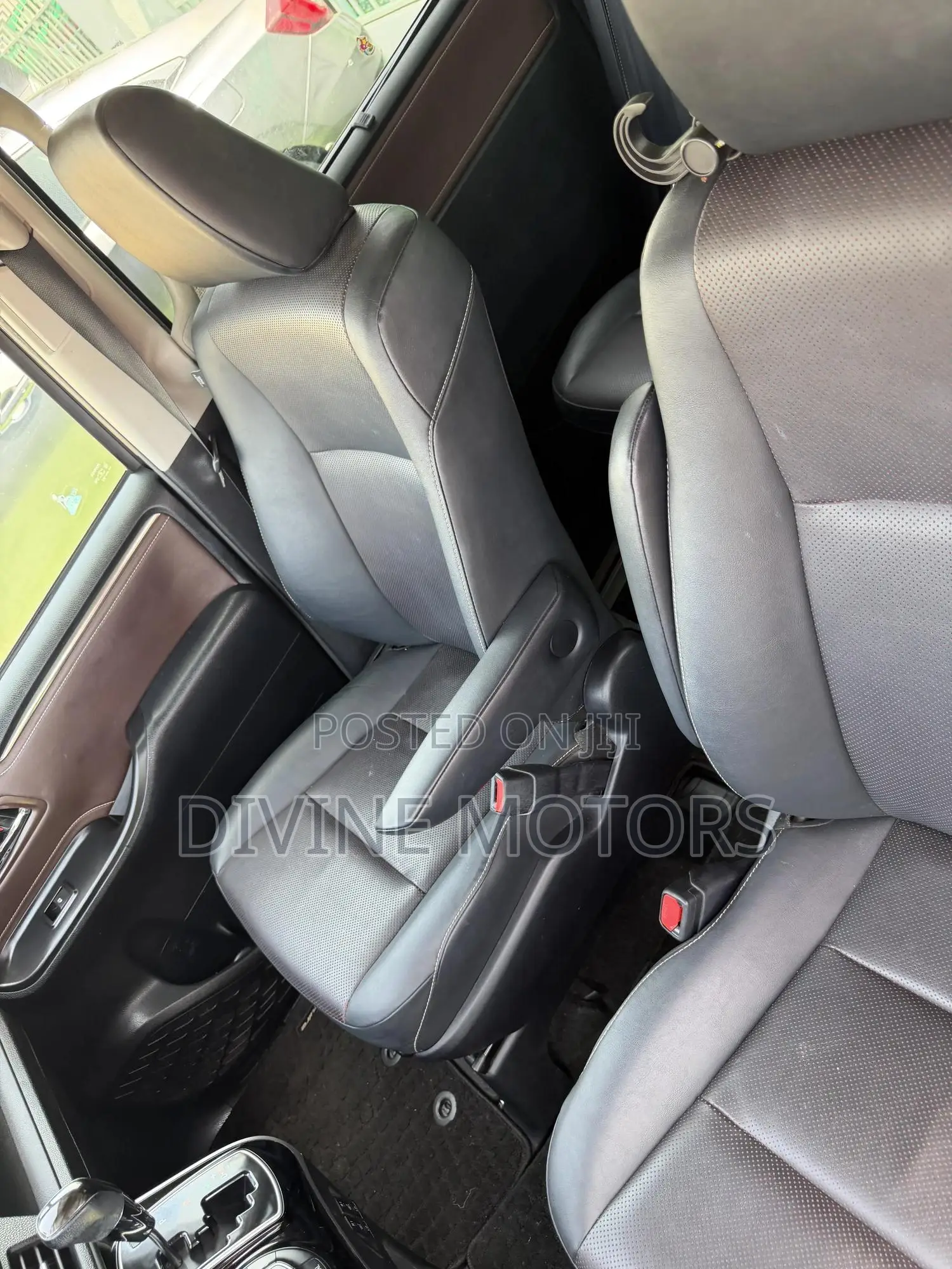 Toyota Esquire 2.0 FWD (8 seater) 2015 Black