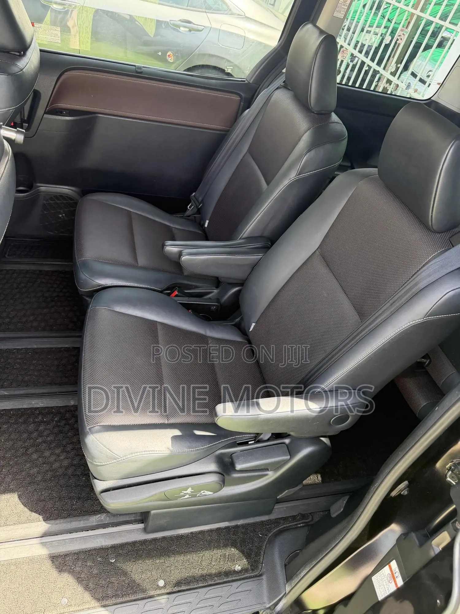 Toyota Esquire 2.0 FWD (8 seater) 2015 Black