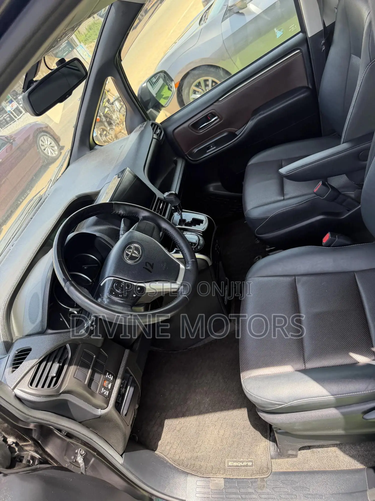 Toyota Esquire 2.0 FWD (8 seater) 2015 Black