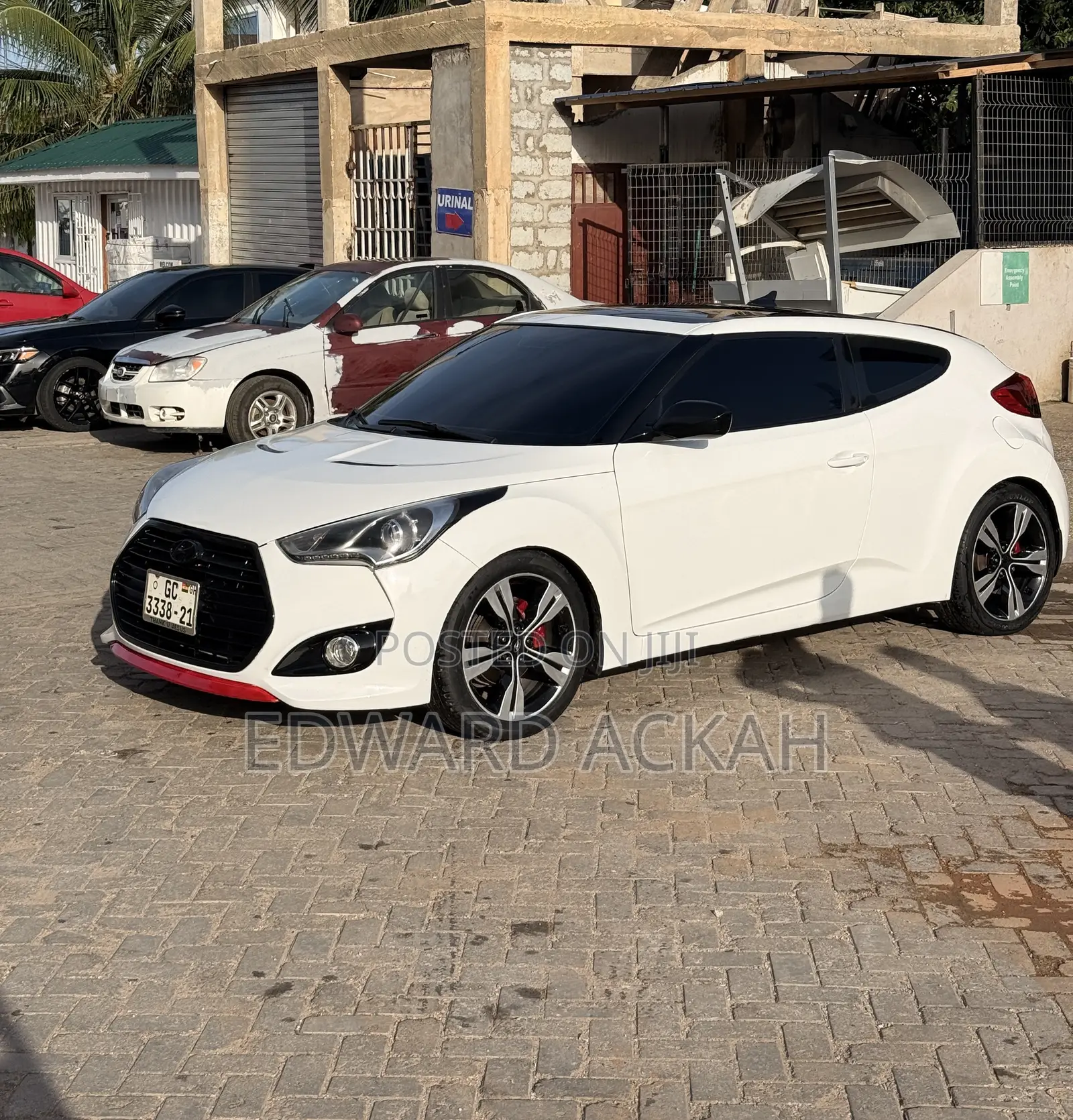 Hyundai Veloster 3dr Hatchback w/Red Interior (1.6L 4cyl 6AM) 2014