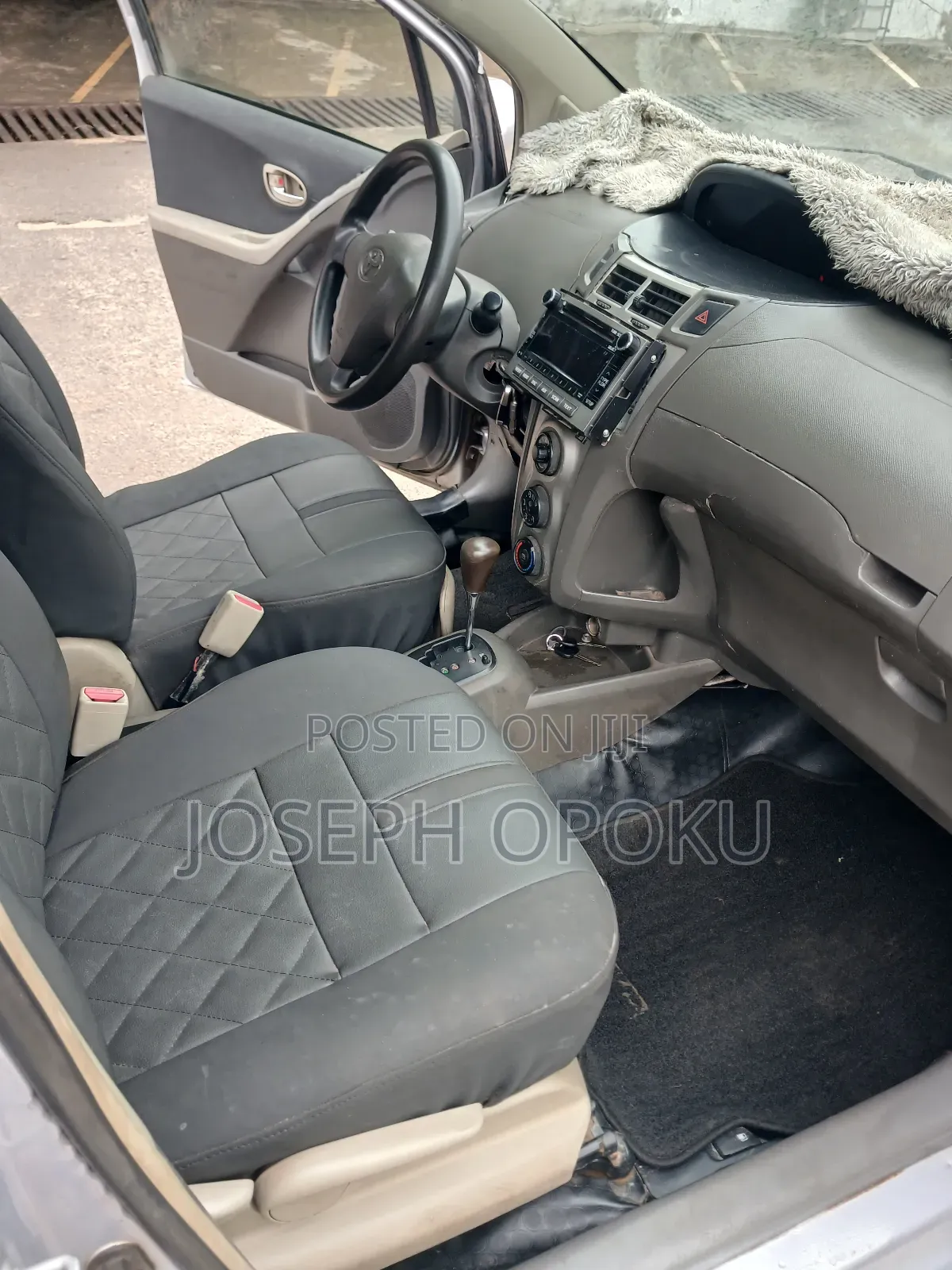 Toyota Vitz 2010 Silver