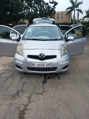 Toyota Vitz 2010 Silver