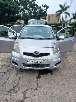 Toyota Vitz 2010 Silver