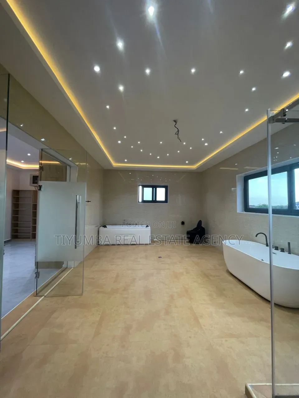 6bdrm Mansion in Tiyumba, Police Station for sale