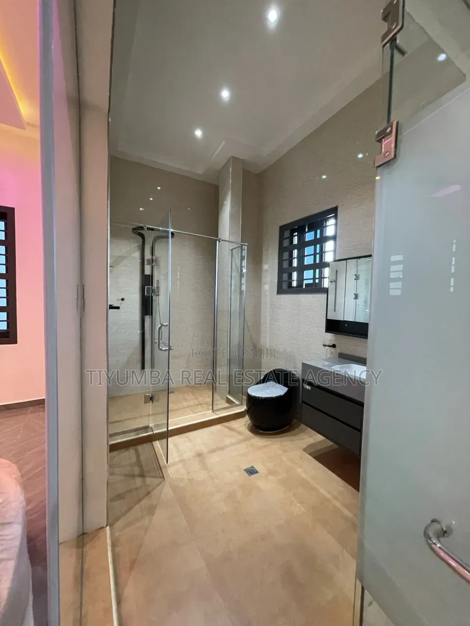 6bdrm Mansion in Tiyumba, Police Station for sale