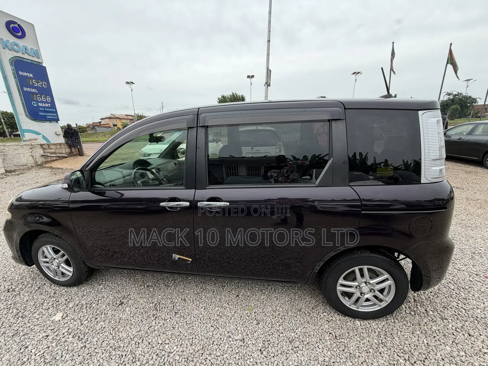 Toyota Sienta 1.5 FWD 2013 Burgundy