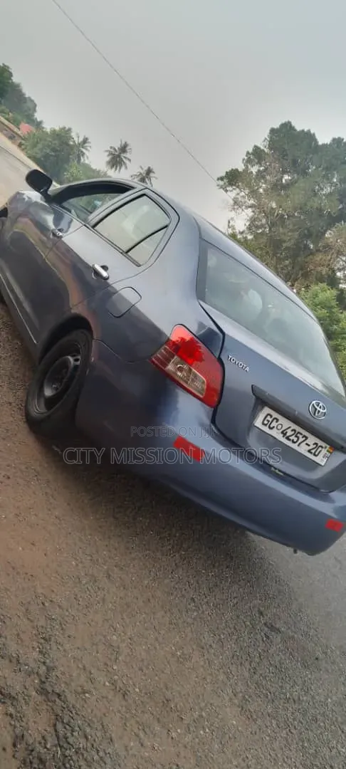 Toyota Yaris 2010 Gray