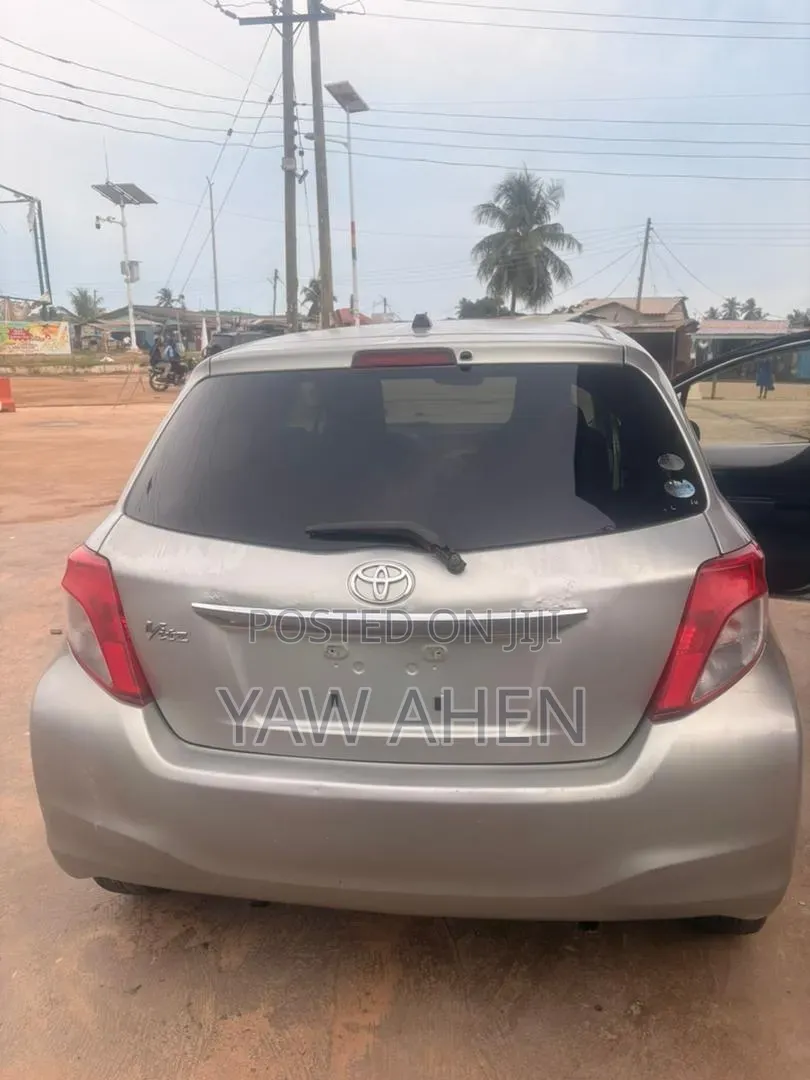 Toyota Vitz 1.0 FWD 3dr 2012 Gray