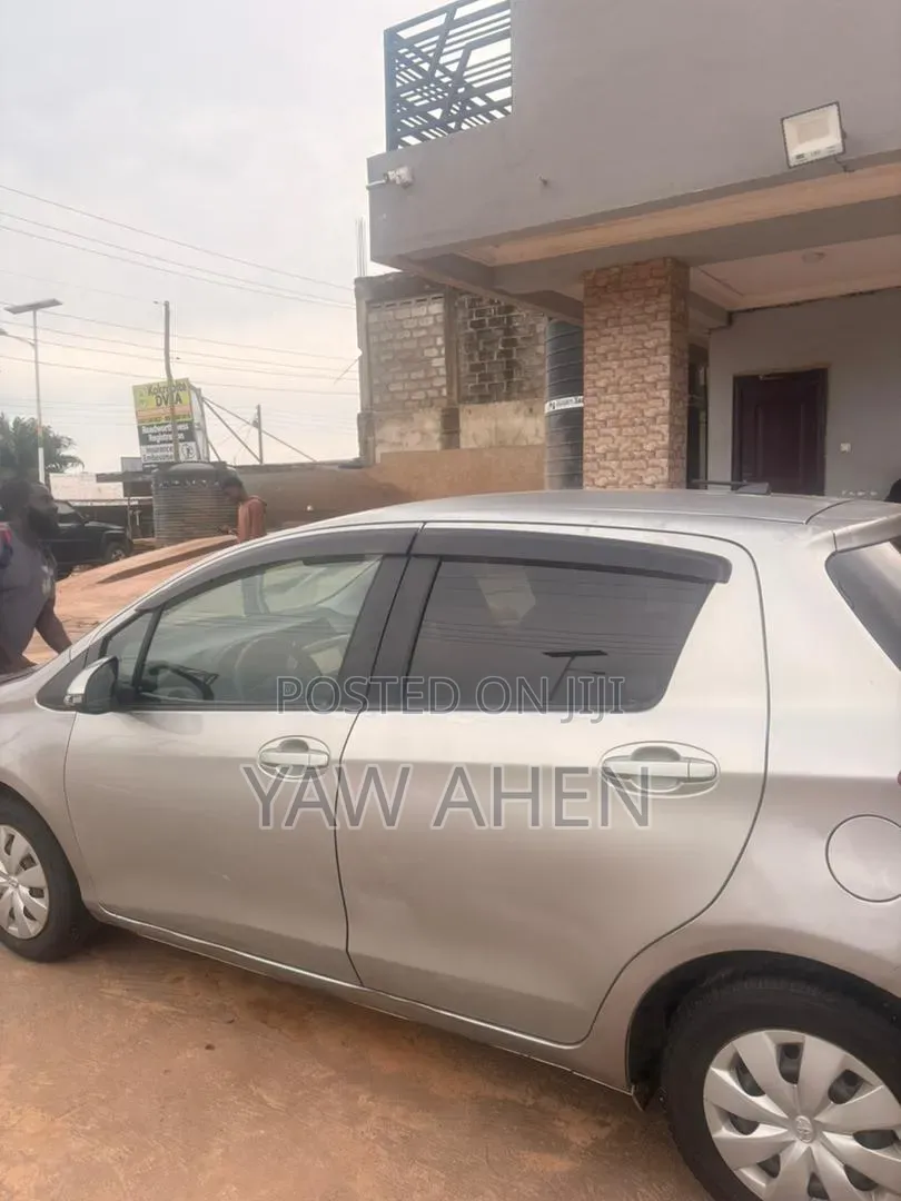 Toyota Vitz 1.0 FWD 3dr 2012 Gray