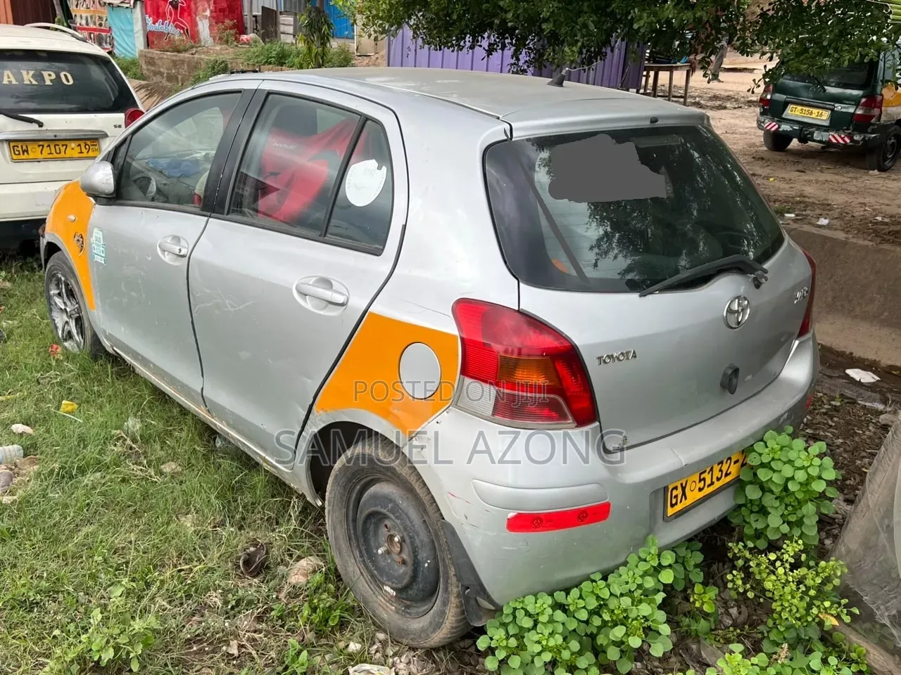 Toyota Yaris Base Hatchback 5dr 2010 Silver