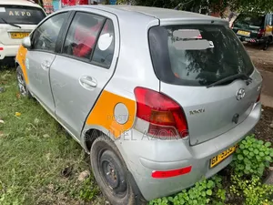 Toyota Yaris Base Hatchback 5dr 2010 Silver