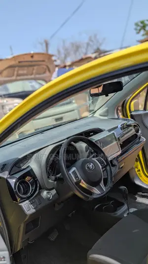 Toyota Vitz 1.5 FWD 5dr 2016 Yellow