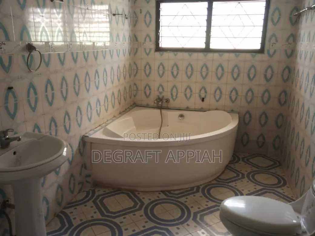 5bdrm House in Santasi Brofoyedru, Kumasi Metropolitan for sale