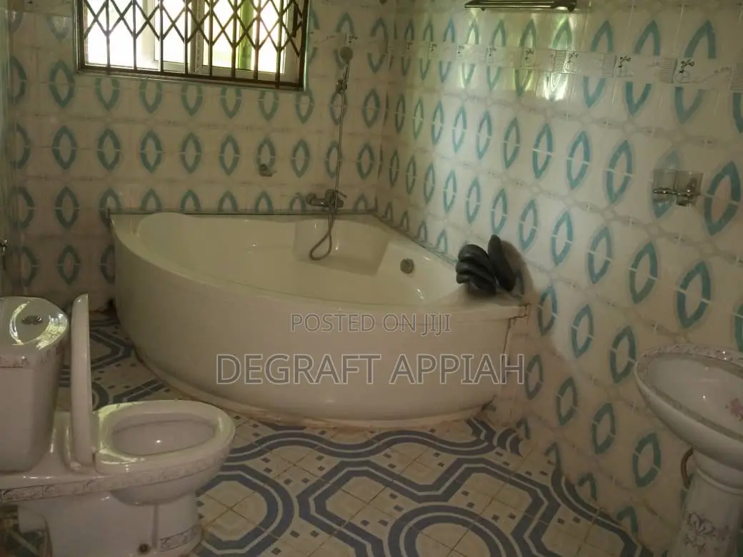 5bdrm House in Santasi Brofoyedru, Kumasi Metropolitan for sale