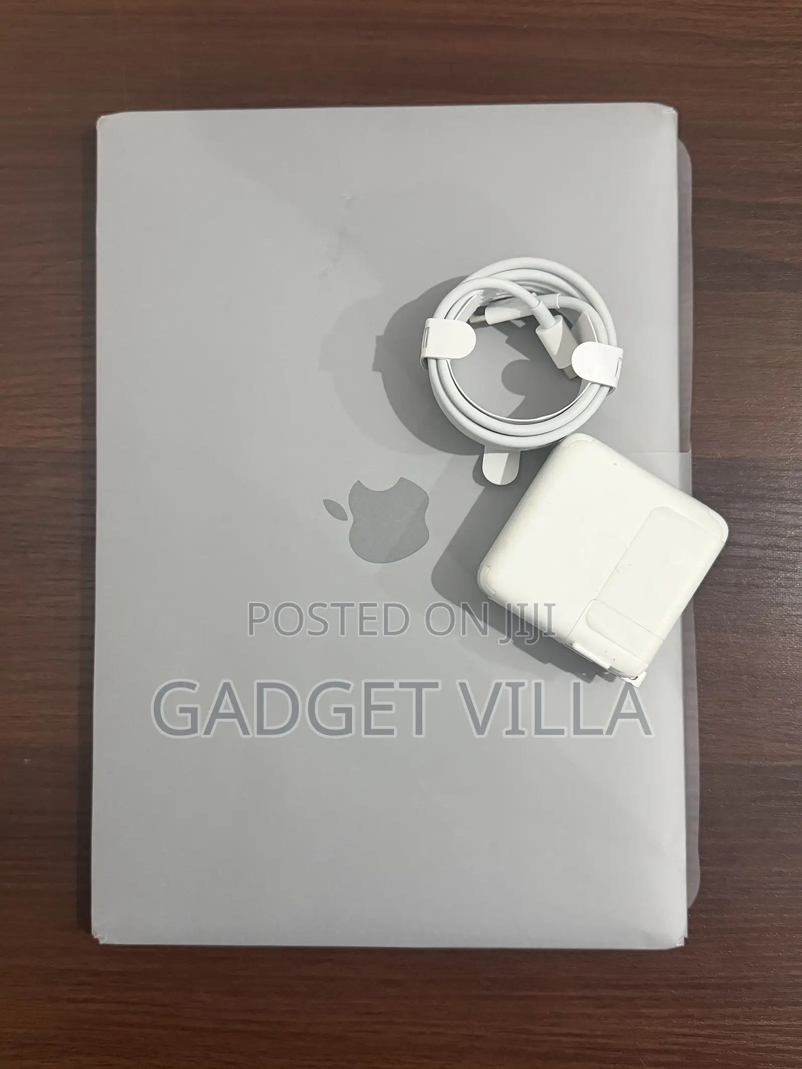 New Laptop Apple MacBook Pro 2022 M2 8GB Apple M2 SSD 512GB