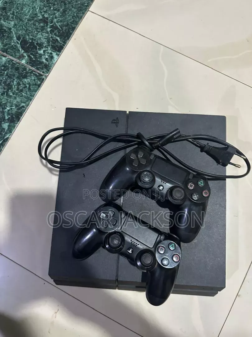 Playstation 4 Standard With Two Controllers and a Cd Game