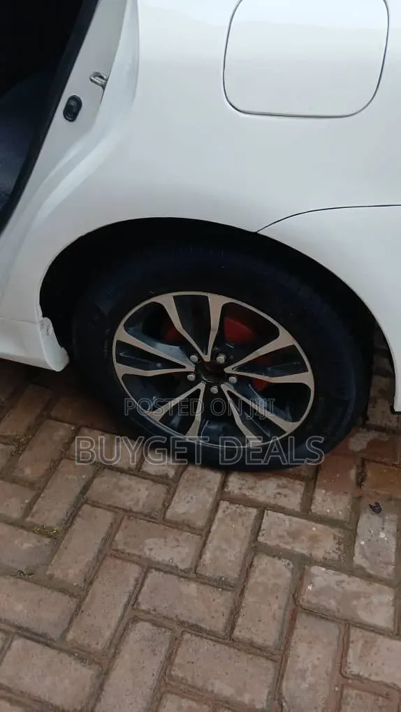 Toyota Corolla LE 4dr Sedan (1.8L 4cyl 4A) 2012 White