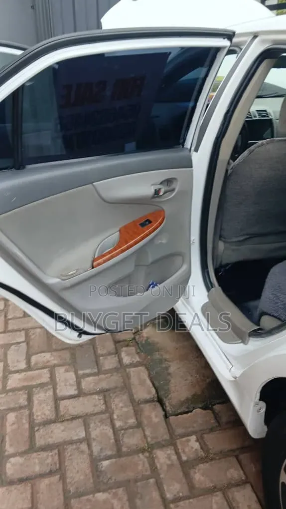 Toyota Corolla LE 4dr Sedan (1.8L 4cyl 4A) 2012 White