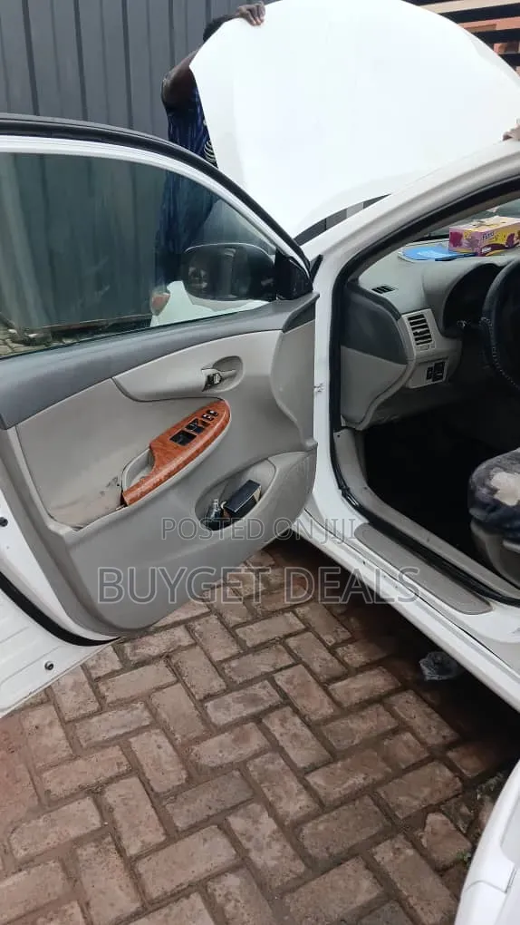 Toyota Corolla LE 4dr Sedan (1.8L 4cyl 4A) 2012 White