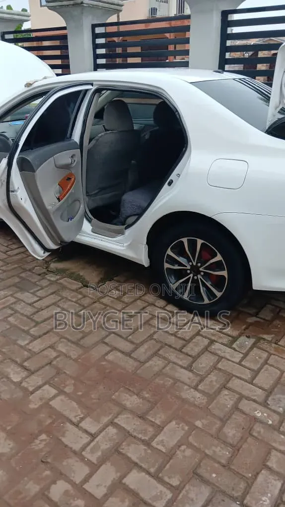 Toyota Corolla LE 4dr Sedan (1.8L 4cyl 4A) 2012 White
