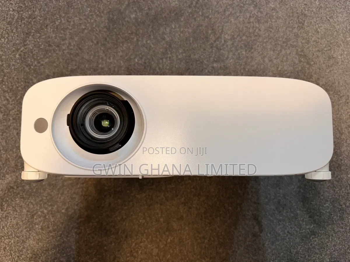 Panasonic Pt-Vw530 Wxga LCD Projector 5000 Lumen Hdmi . Daylight.