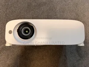 Panasonic Pt-Vw530 Wxga LCD Projector 5000 Lumen Hdmi . Daylight.