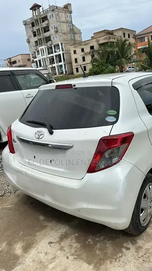 Toyota Vitz 1.3 FWD 3dr 2014 White